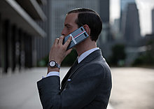 1.-galaxy-z-flip-thom-browne-edition_lifestyle.jpg