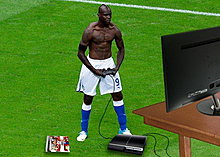 mario_balotelli_playing_playstation_fifa_2012_manchester_city_funny_picture_hd_desktop_wallpaper.jpg