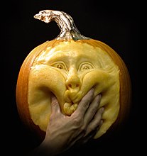 rayvillafanepumpkinsculptures2.jpg
