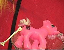 poneiul-roz-svastica.jpg
