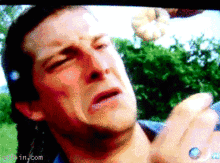 1234295240_man-eats-huge-larve.gif