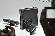 xbox-360-slim-hard-03-hands.jpg
