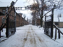 auschwitz-birkenau-gate_zoom.jpg