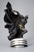 kotobukiya_batman_dark_knight_batsuit_statue_3.jpg