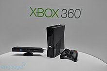 xbox-360-slim-hard-09-hands.jpg